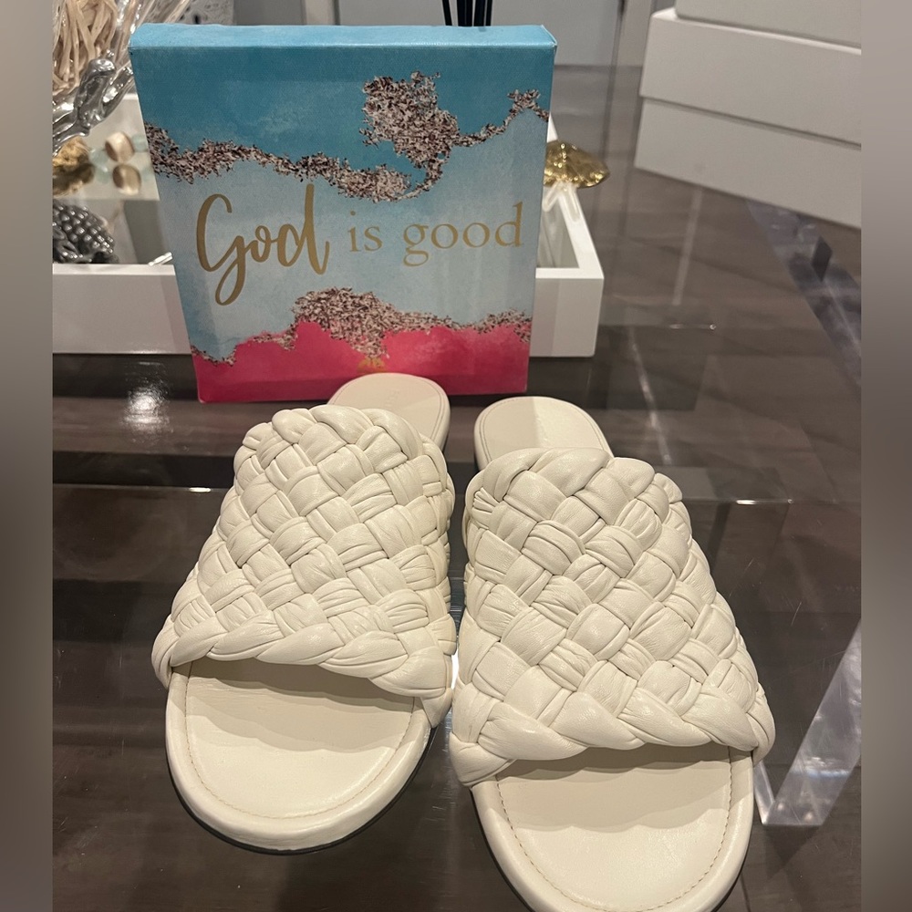Bottega Veneta

LEATHER MULES & CLOGS